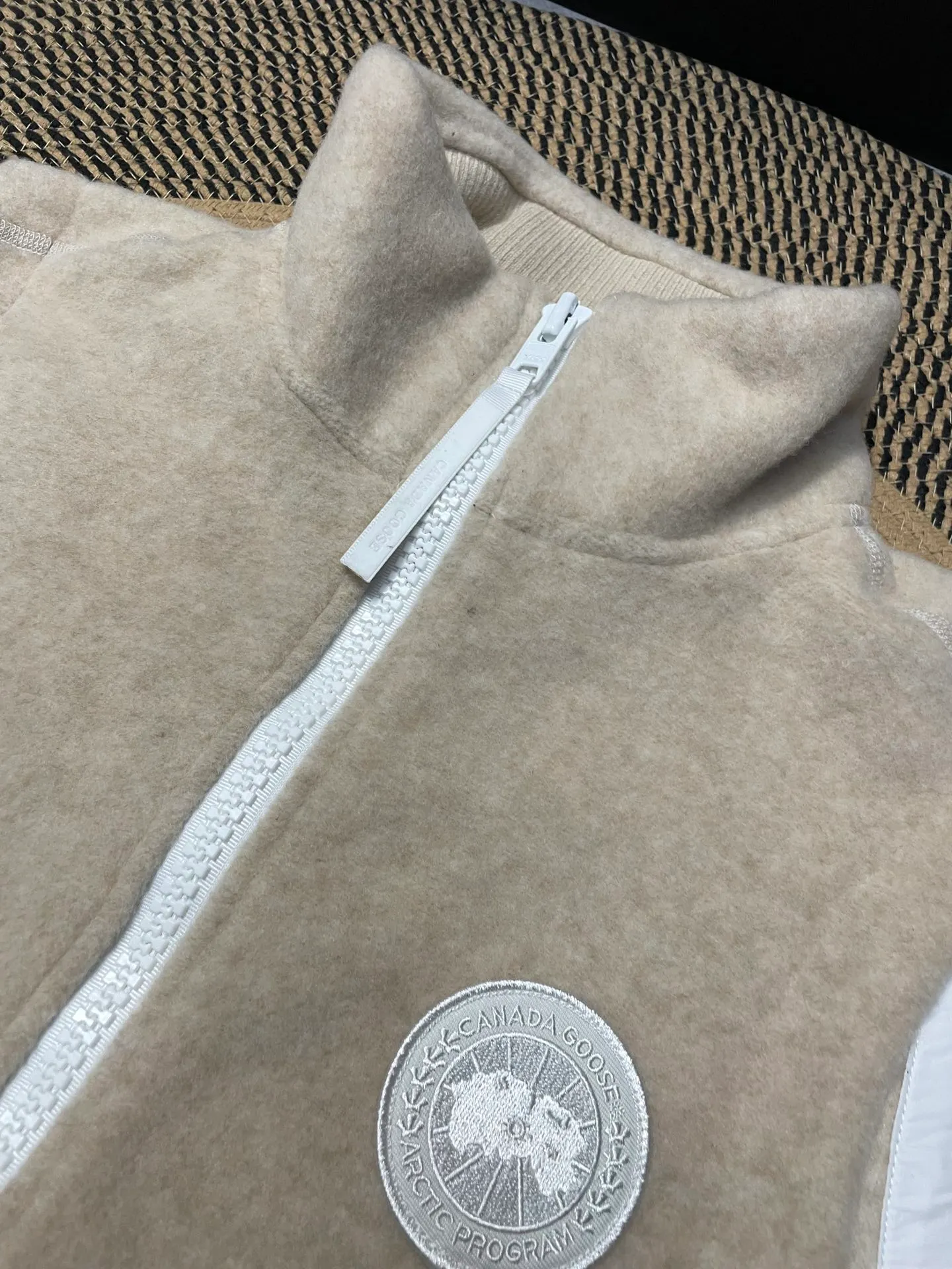 P600 Khaki CANADA GOOSE/Canada Goose Autumn and winter couple's fleece vest jacket 🔘Color: Black Gray Khaki Highest version Original fabric High version High quality) ⚠All details Fabric accessories craftsmanship (all 1:1 verified) (The owner is a "detail monster" so the goods he makes also pay attention to details) 1⃣ Distinguish the wrong version of the market goods: all go single line ❌ Our genuine 1:1 special machine presses the line (high requirements for machine workers) 2⃣ Differentiates the market from drawings and making goods. Fabric color difference is too big. You get what you pay for, not fast food. 3⃣ Differentiates the market from low-end versions to receive labels, hang tags, and wash labels. All our accessories are custom-made (approved level) 4⃣ Differentiates the market from the detail-free workmanship❌ Our workmanship: neckline, shoulder line, armholes, cuffs, hem (In order to increase the cost, we must also restore the original product: yoke taping, double needle threading🔍) Size: S-XXL